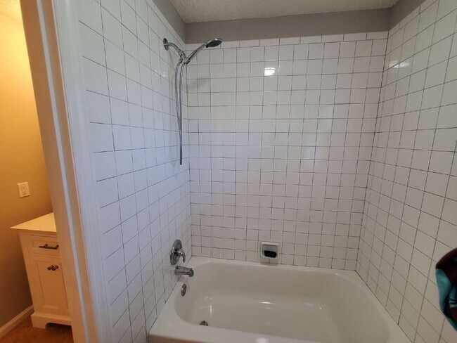 Building Photo - "Charming and Newly Updated 2-Bed Duplex Retreat in Hendersonville – 900 Sq Ft of Cozy Living!"