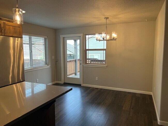 Building Photo - Newer home in NW Redmond