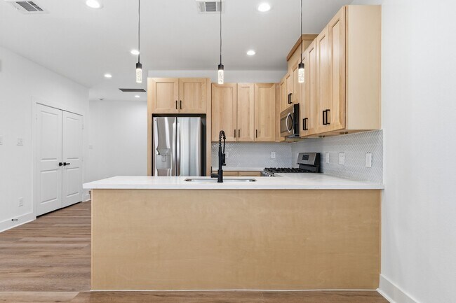 Building Photo - 8805 Parkway Dr