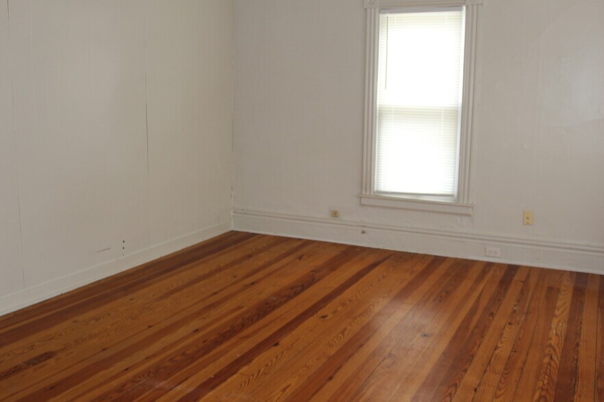 Building Photo - 832 W Walnut St