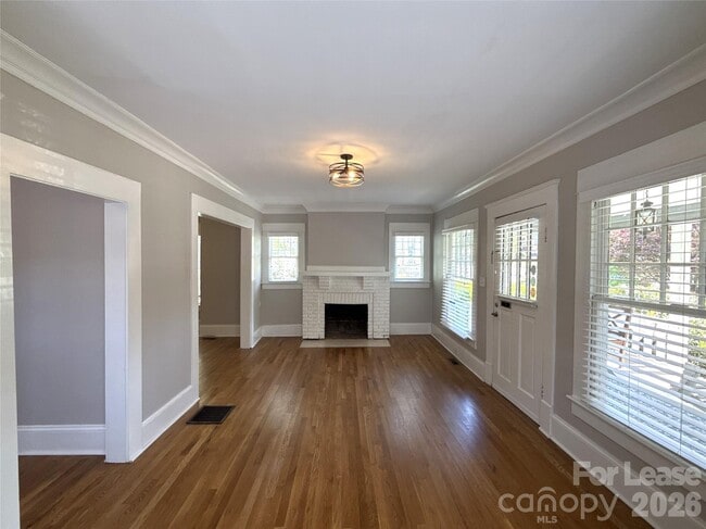 Building Photo - 421 Hawthorne Ln