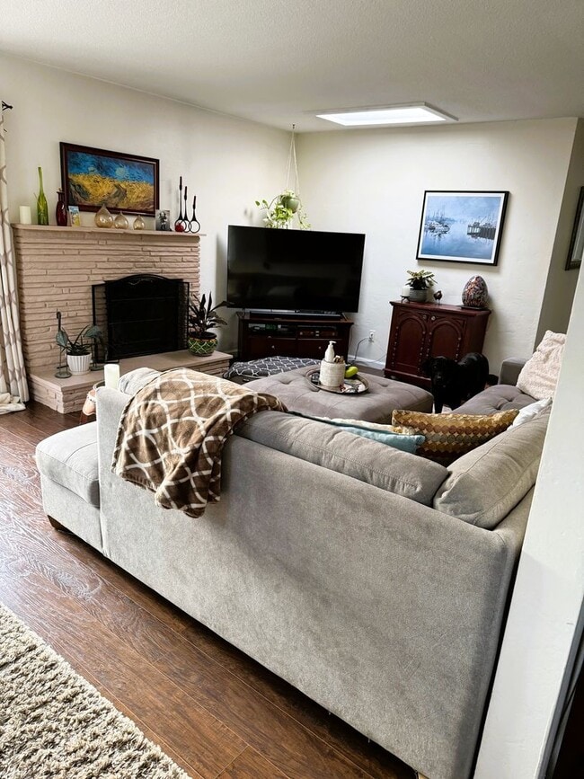 Building Photo - Delightful Home with Fenced Yard Great Cul...