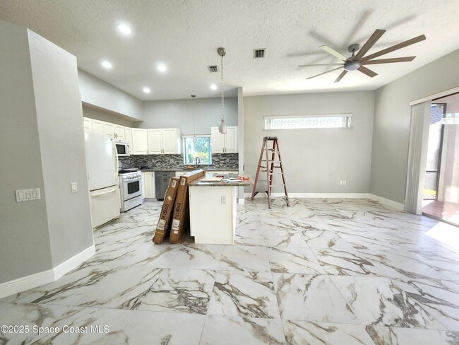 Building Photo - 501 Carmel Dr