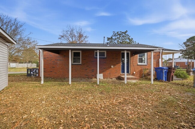 Building Photo - Three Bedroom House