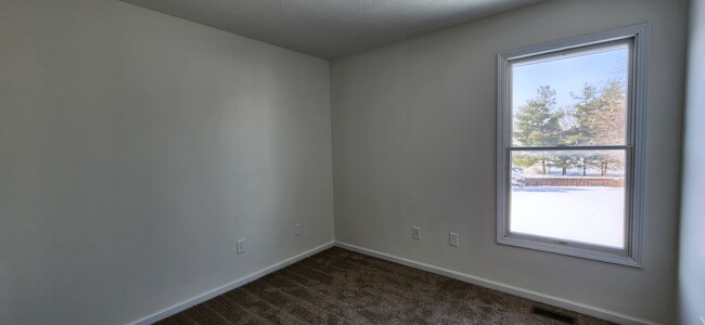 Building Photo - 431 Wheatfield Dr