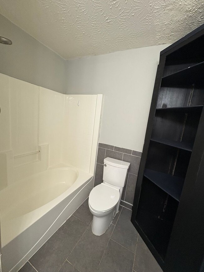 Building Photo - Spacious 3 Bed 2 Bath Home With Garage!!