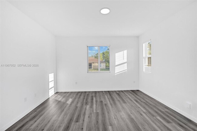 Building Photo - 719 Little Rock St E