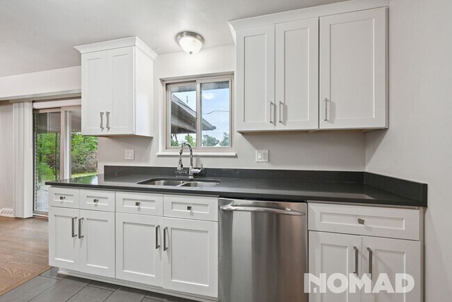 Building Photo - Spacious 5BR House in Aurora