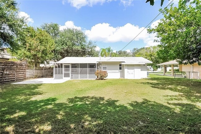 Building Photo - 2026 Sandrala Dr