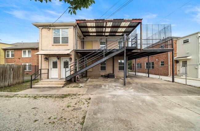 Building Photo - 1633 Castle Ct