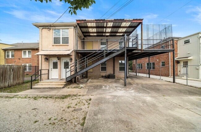 Building Photo - 1635 Castle Ct