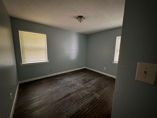 Building Photo - Remodeled 3 bedroom 2 bathroom house! - MO...