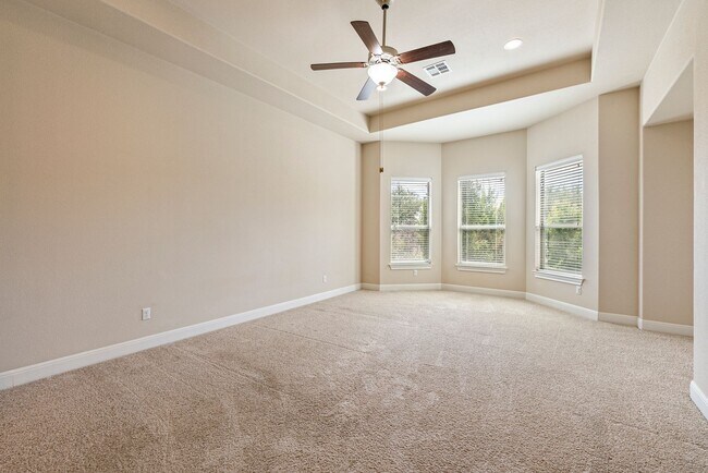 Building Photo - Luxurious 4 bedrooms 3 bathrooms home in L...