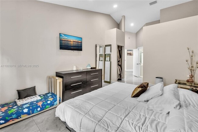 Building Photo - 8520 Vía Romana