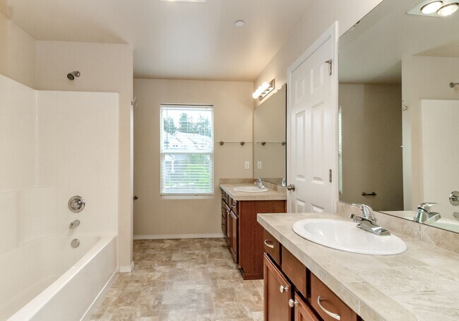 Building Photo - 1360 Sinclair Dr