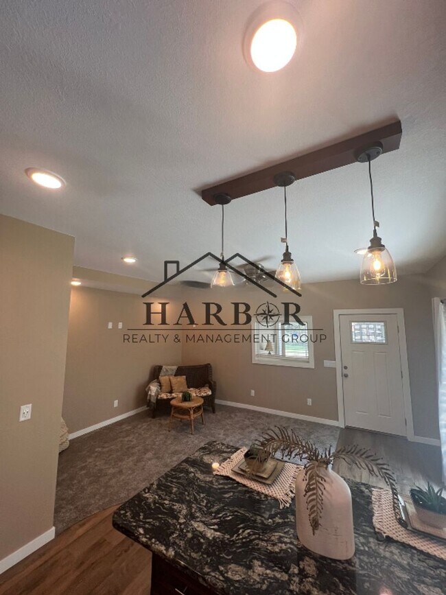 Building Photo - 807 1st Dr NW