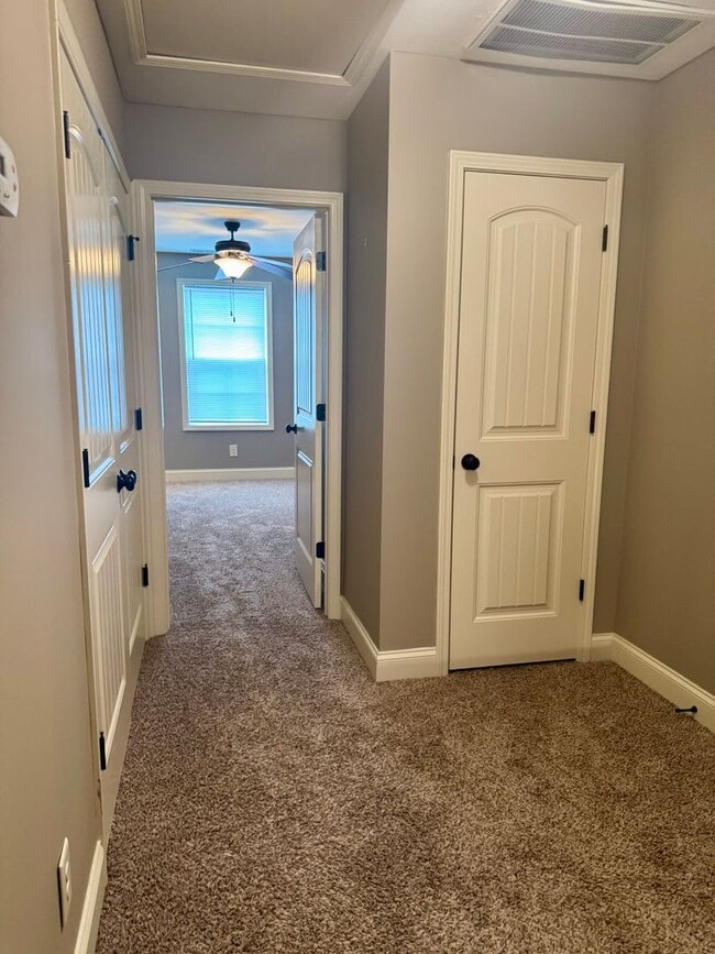 Building Photo - Luxury Townhouse! 2 Bed/2.5 Bath, 1 Car ga...