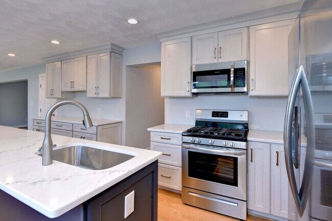 Building Photo - New Waterfront Home