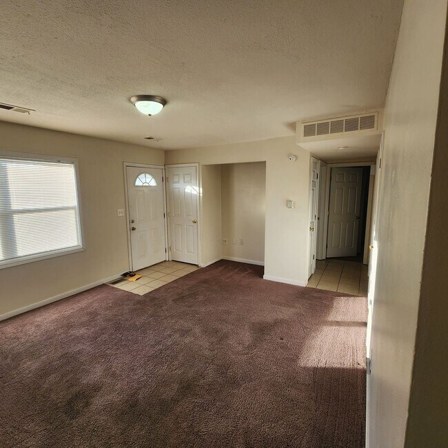 Building Photo - 2 Bedroom, 1 Bathroom Duplex Unit in Indep...