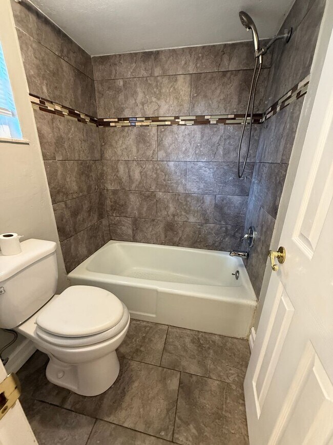 Building Photo - 2/1 UPDATED UNIT in a Triplex
