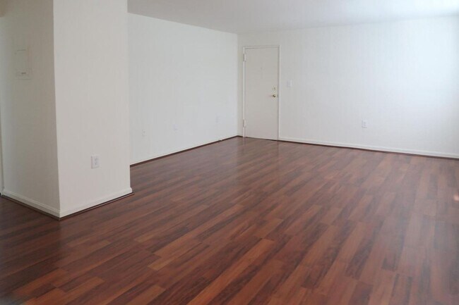 Building Photo - Modern Two Bedroom + Den Condo! Minutes to Congress Heights Metro!