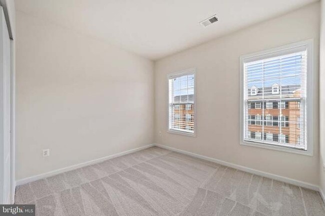 Building Photo - 43097 Thoroughfare Gap Terrace