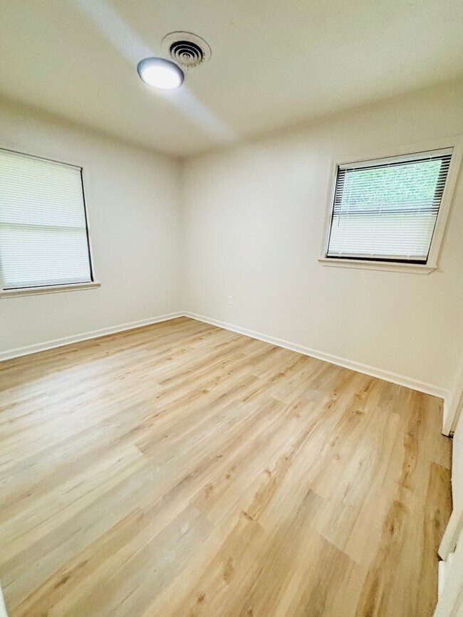 Building Photo - FOR RENT IN BENTON