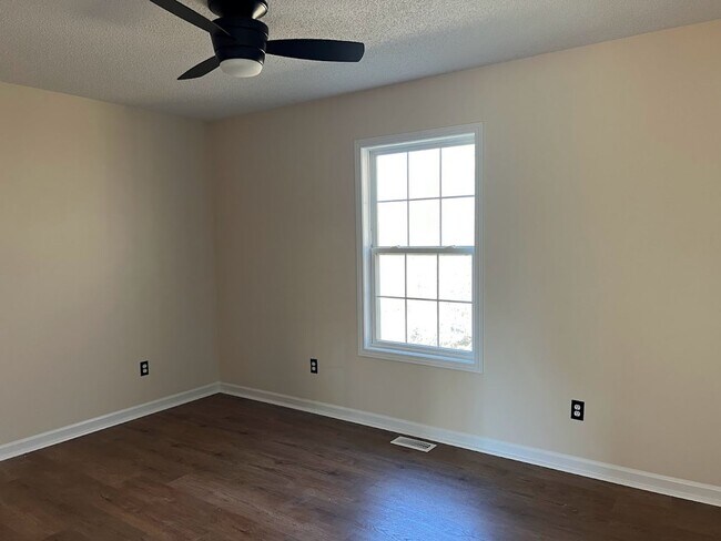 Building Photo - 3 bed 2 bath + 2 car garage- Jonesborough
