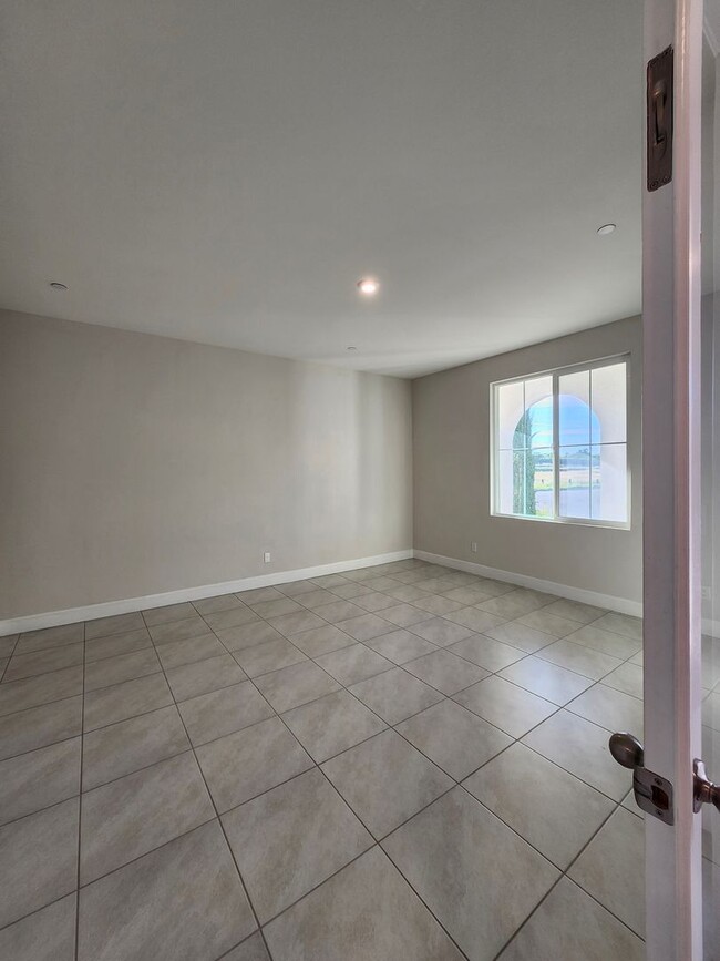 Building Photo - Beautiful Plumas Lake home on a large lot with SOLAR