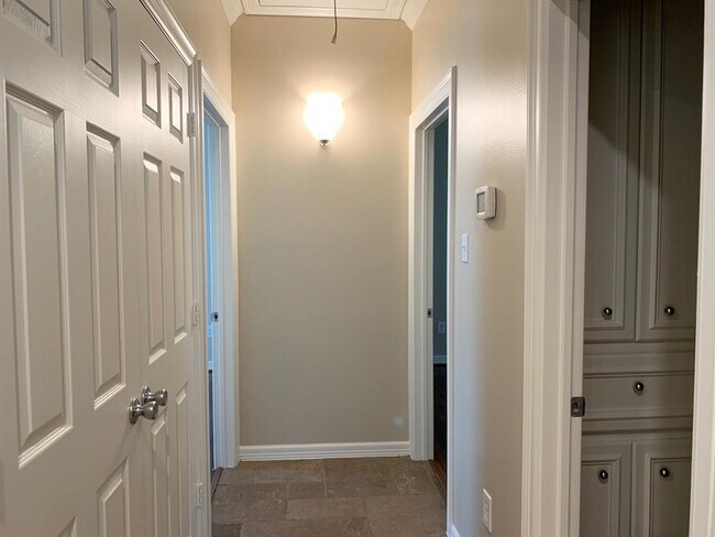 Building Photo - 1014 Roxella St