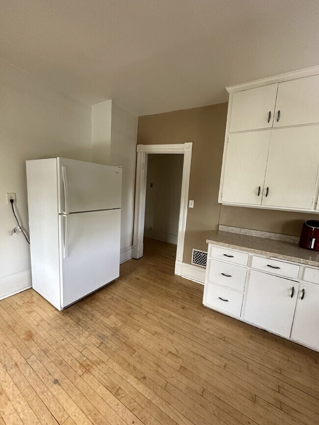 Building Photo - Great 6 bed 3 bath not far from UWEC! Available June 1st