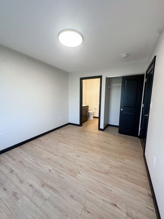 Building Photo - New! Beautiful 2 Bed, 2 Bath Apartment in ...