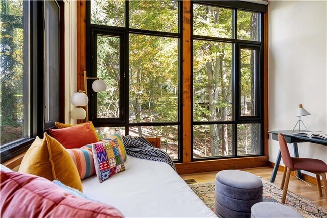 Building Photo - 515 Claire Dr NE