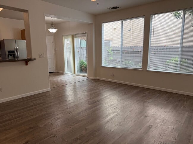 Building Photo - Gorgeous 4 bedroom 2 story home in Anatolia