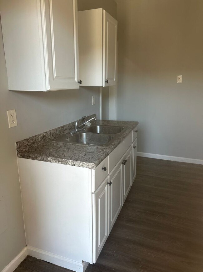 Building Photo - E. 185/Lake Shore 1 Bedroom *1/2 OFF SECURITY DEPOSIT SPECIAL*