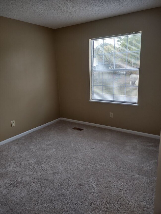 Building Photo - 202 Hookston Way