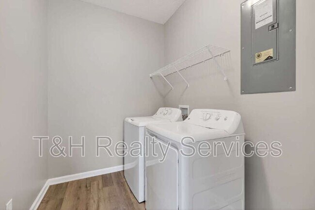 Building Photo - 156 Haugh St