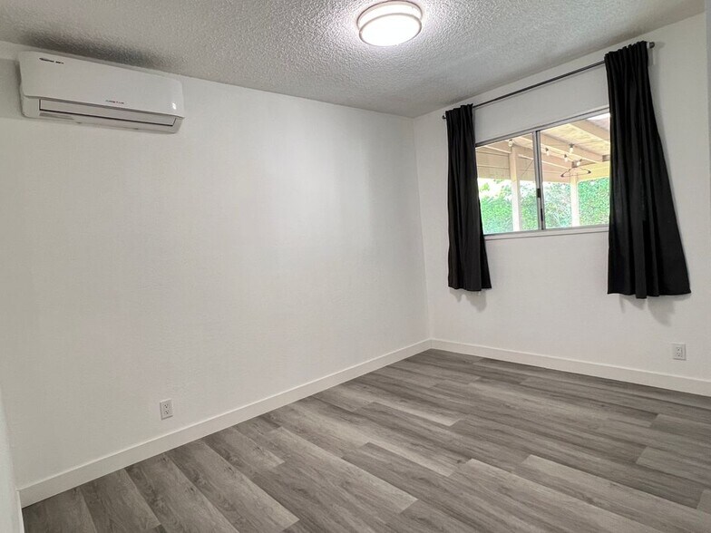 Building Photo - 1728 Larchwood Ave