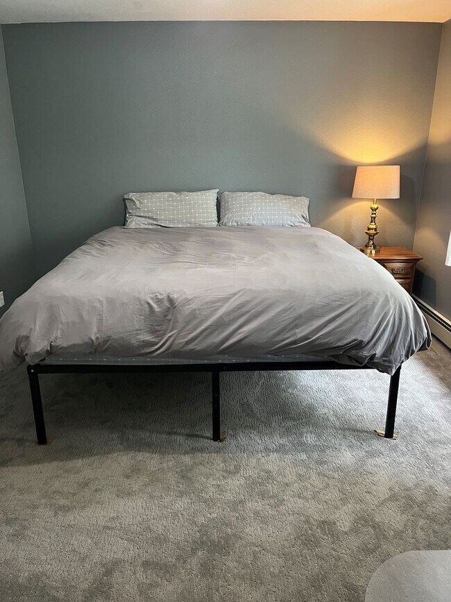 Building Photo - Quiet 4Bd 2Ba home avail. for a 3-5 month Seasonal Lease! Avail. Call and inquire today!