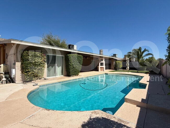 Building Photo - 967 W La Jolla Dr