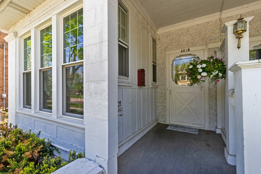 Building Photo - 601 S Walnut St