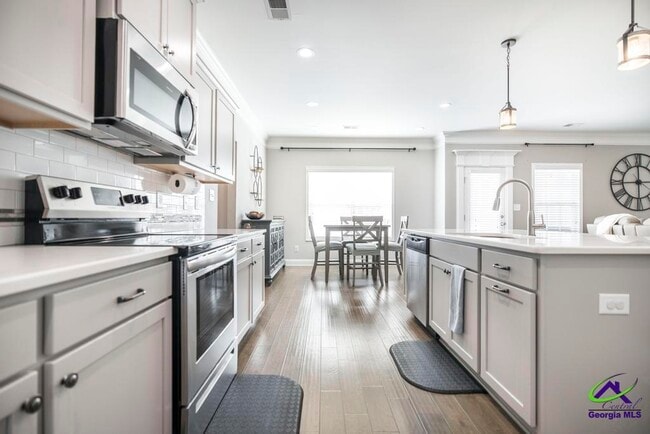 Building Photo - 421 Newport Ave