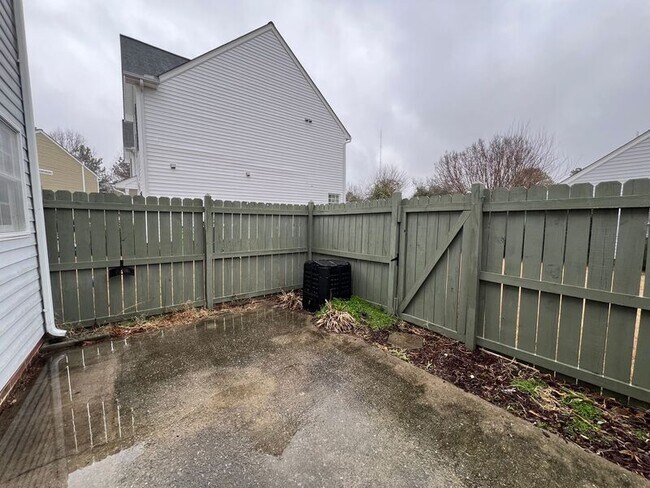 Building Photo - 302 Center Heights Ct