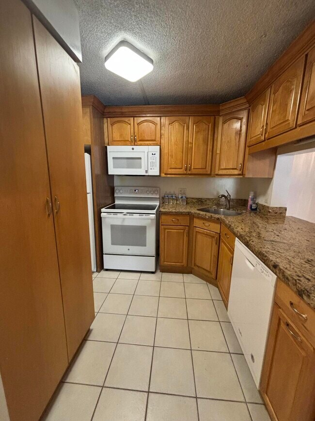 Building Photo - 201 Foxtail Dr