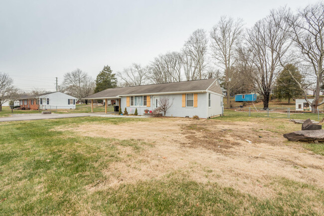 Building Photo - Knoxville 37918 - 2 Bedroom, 1 Bath, Ranch...