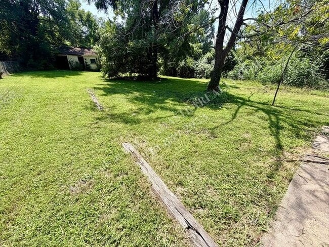 Building Photo - Cute 3 Bed 1 Bath in Raytown-Available NOW!!