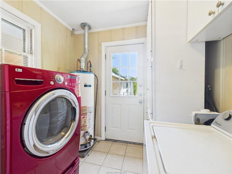 Building Photo - LATE JULY MOVE IN!  Adorable 3 Bedroom 2 Bathroom House