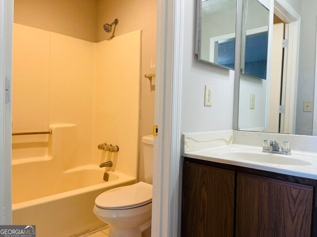 Building Photo - 1522 Paces Ferry N Dr SE