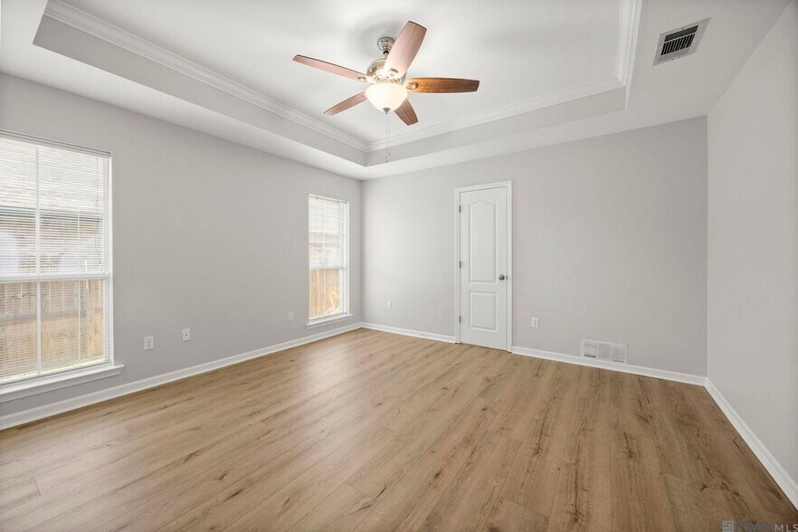 Building Photo - 18596 White Oak Dr