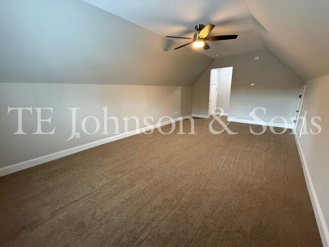 Building Photo - Beautifully Appointed Home in Clemmons